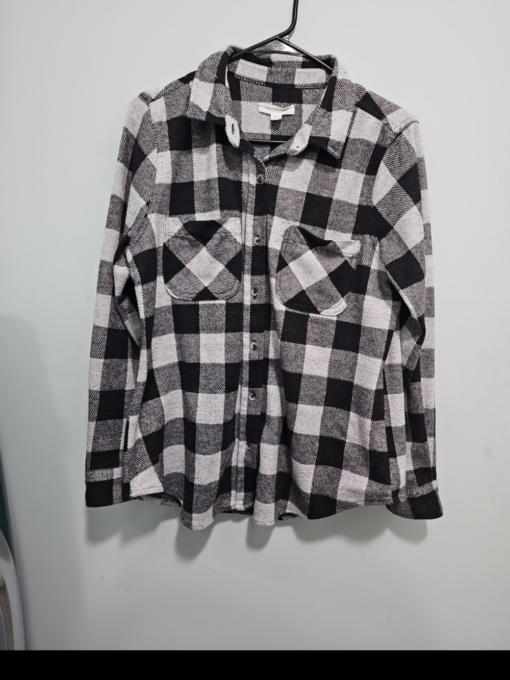 Women's Size Medium beachlunchlounge Black and Grey Plaid Button-Down Shirt